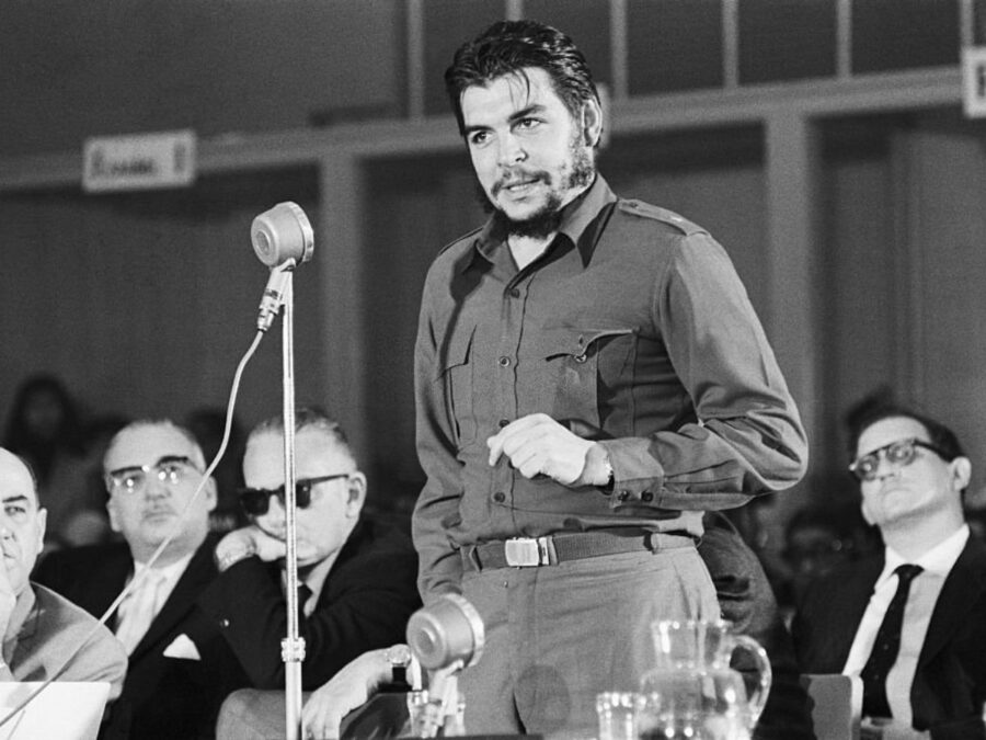 Che Guevara parle devant un comité - maroons.black 