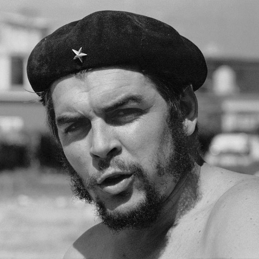 Le révolutionnaire argentin Ernesto Che Guevara (1928-1967), qui a mené une guérilla avec les frères Castro, aide les travailleurs d'un projet d'habitations à loyer modéré près de La Havane.- maroons.black